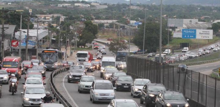 Transito lento na saída para o feriadão