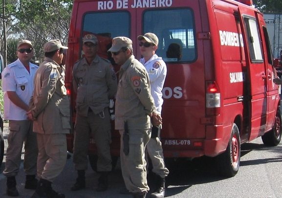 Dois homens morrem em colisão entre motos na RJ-106