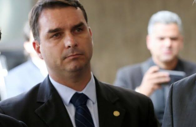 Flávio Bolsonaro dá versões sem sustentação sobre extrato bancário e compra de imóveis