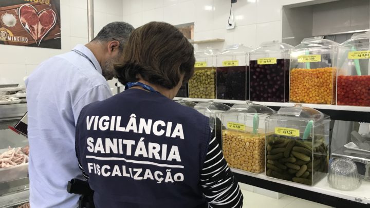 Vigilância Sanitária interdita mercearia de produtos mineiros em ação conjunta com a Delegacia do Consumidor