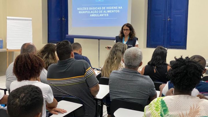 Vigilância Sanitária capacita ambulantes que vão atuar no entorno do Sambódromo