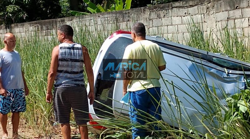 Motorista perde o controle do veiculo e capota na RJ-106 em Maricá