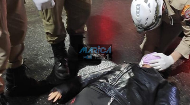 Acidente de carro e moto deixa uma pessoa ferida no centro de Maricá