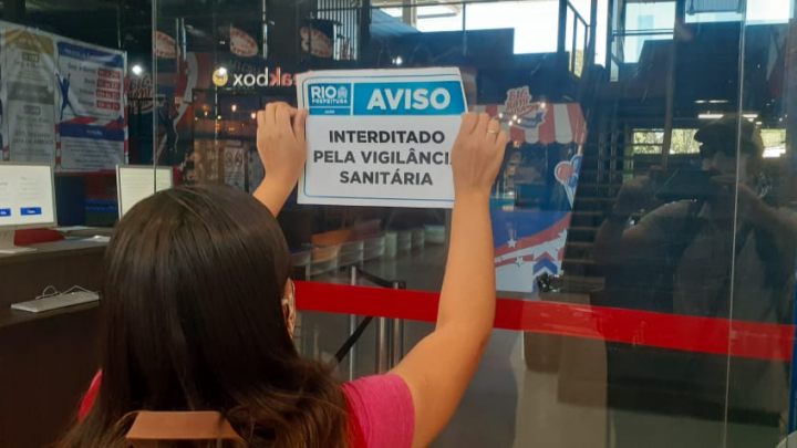 Prefeitura interdita espaço de lazer para crianças e boliche em shopping na Barra da Tijuca