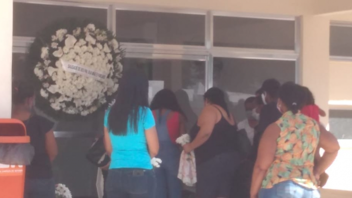 Bebê queimado em hospital de Niterói é sepultado