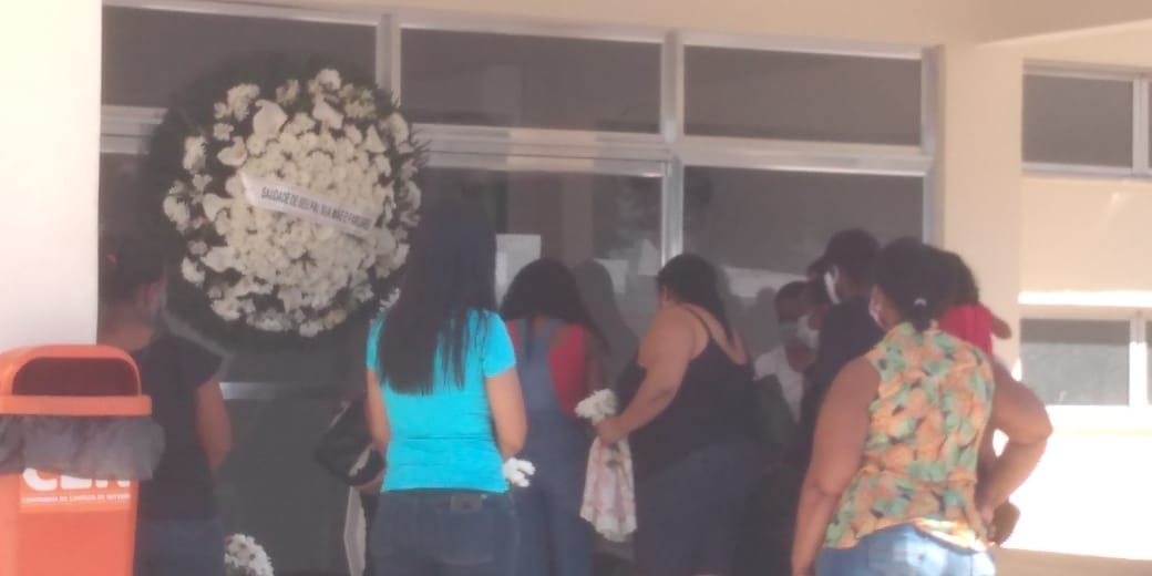 Bebê queimado em hospital de Niterói é sepultado