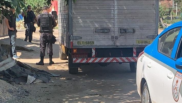 Polícia resgata vítimas e recupera carga em comunidade de Niterói