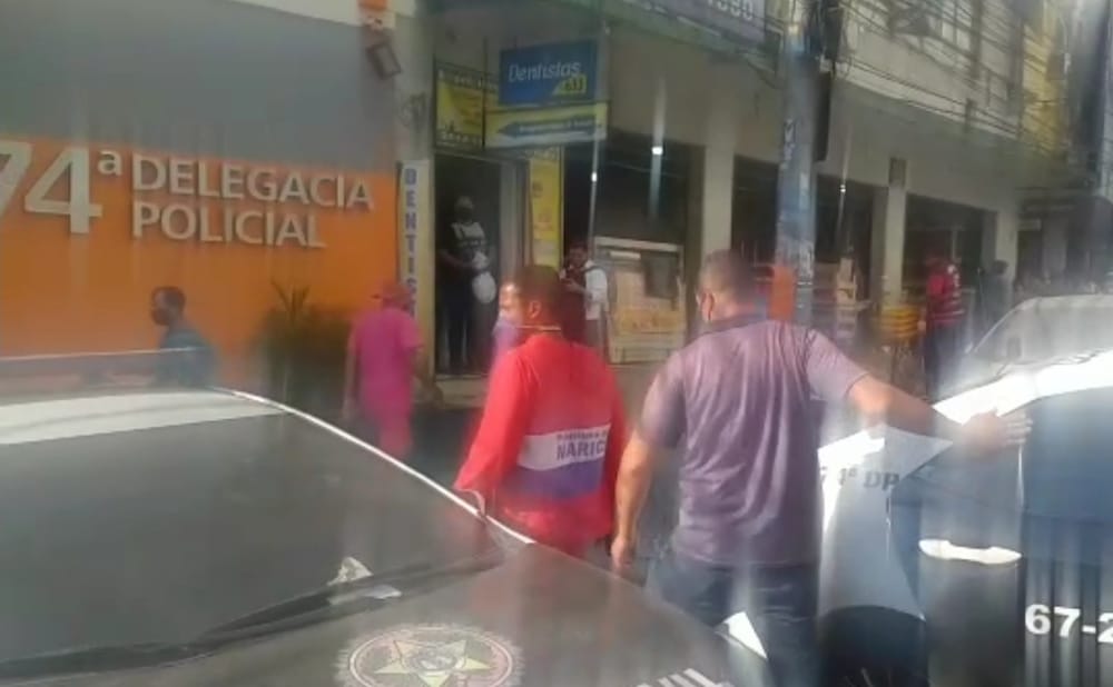 Homem é preso acusado de homicídio com uniforme da Prefeitura de Maricá Homem é preso acusado de homicídio com uniforme da Prefeitura de Maricá