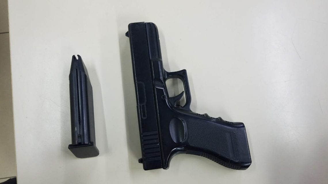 Jovem é  detido com pistola   de AirSoft no Centro de Maricá