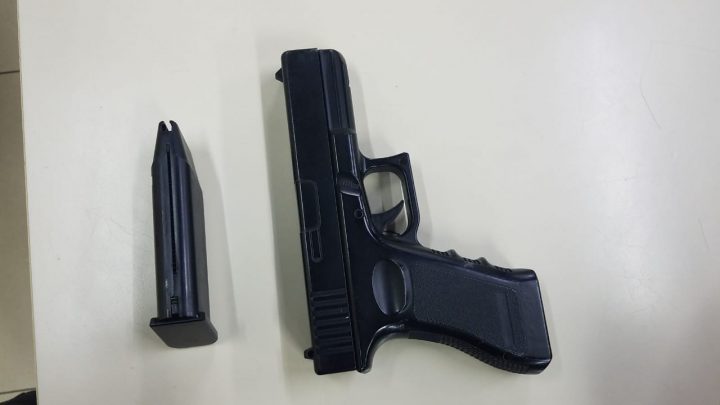 Jovem é  detido com pistola   de AirSoft no Centro de Maricá