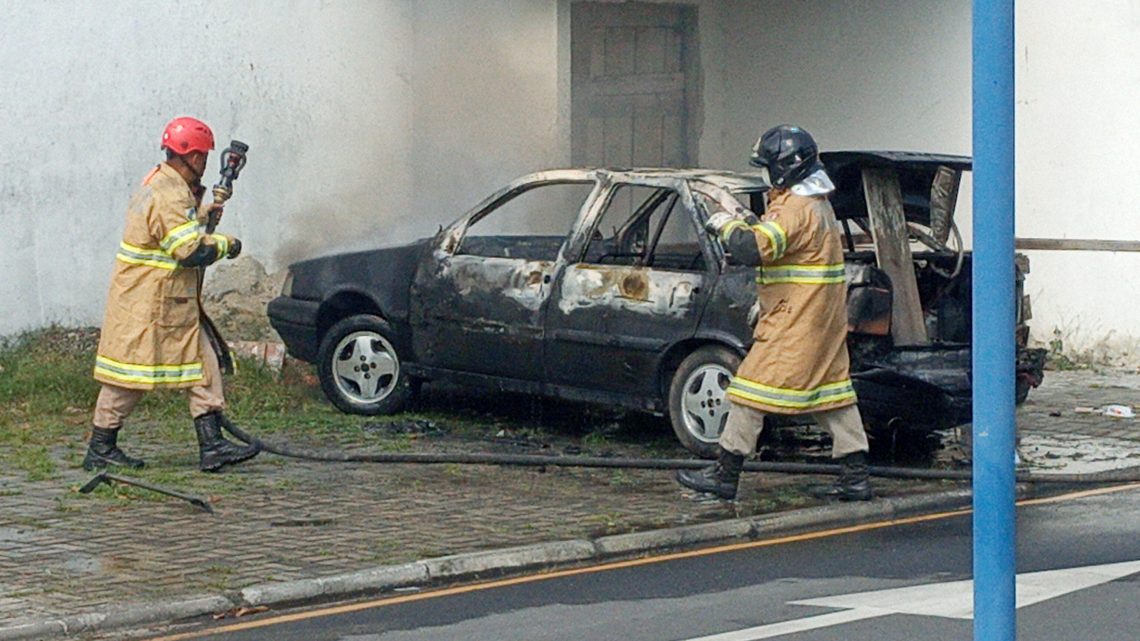 Veículo pega fogo no centro de Maricá