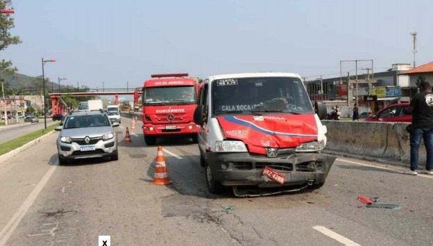 Acidentes deixam duas pessoas feridas na RJ 106