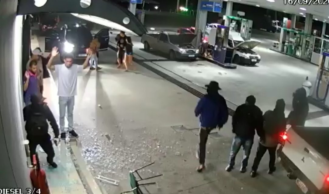 Criminosos assaltam posto de gasolina em Itaboraí Criminosos assaltam posto de gasolina em Itaboraí