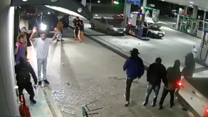 Criminosos assaltam posto de gasolina em Itaboraí