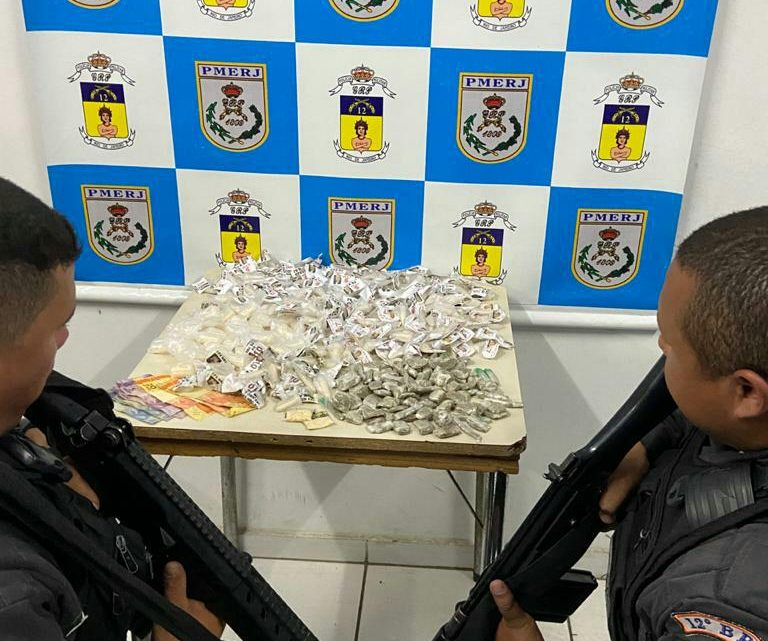 PM apreendeu cinco suspeitos com drogas em Maricá PM apreendeu cinco suspeitos com drogas em Maricá