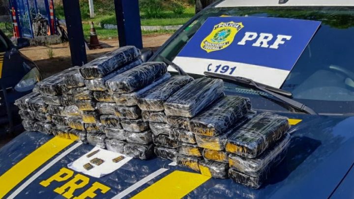 Homem é preso transportando mais de 50 kg de pasta base de cocaína na BR-101 em Campos