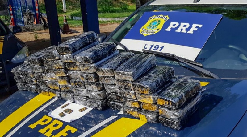 Homem é preso transportando mais de 50 kg de pasta base de cocaína na BR-101 em Campos Homem é preso transportando mais de 50 kg de pasta base de cocaína na BR-101 em Campos