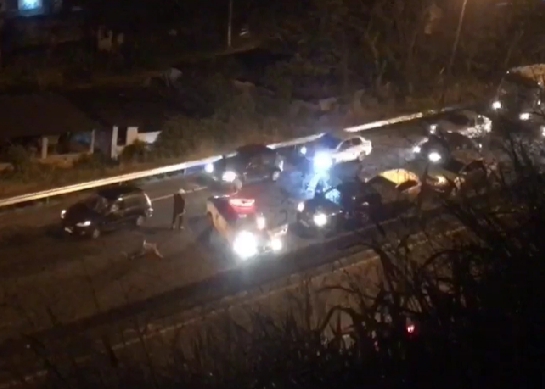 Policial federal morre durante tentativa de assalto na RJ-104, em Niterói-RJ Policial federal morre durante tentativa de assalto na RJ-104, em Niterói-RJ