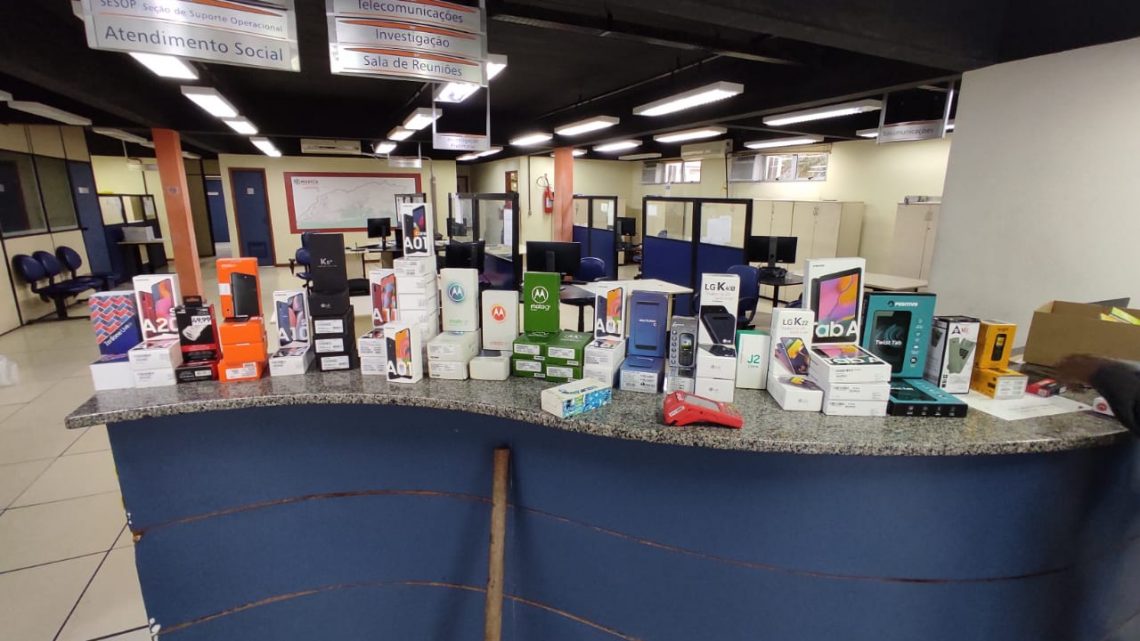 Criminosos arrombam loja e furtam carga de celular avaliada em R$ 70 mil, em Maricá-RJ Criminosos arrombam loja e furtam carga de celular avaliada em R$ 70 mil, em Maricá-RJ