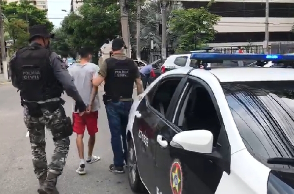 Homem é preso por tráfico de drogas em São Pedro da Aldeia-RJ Homem é preso por tráfico de drogas em São Pedro da Aldeia-RJ