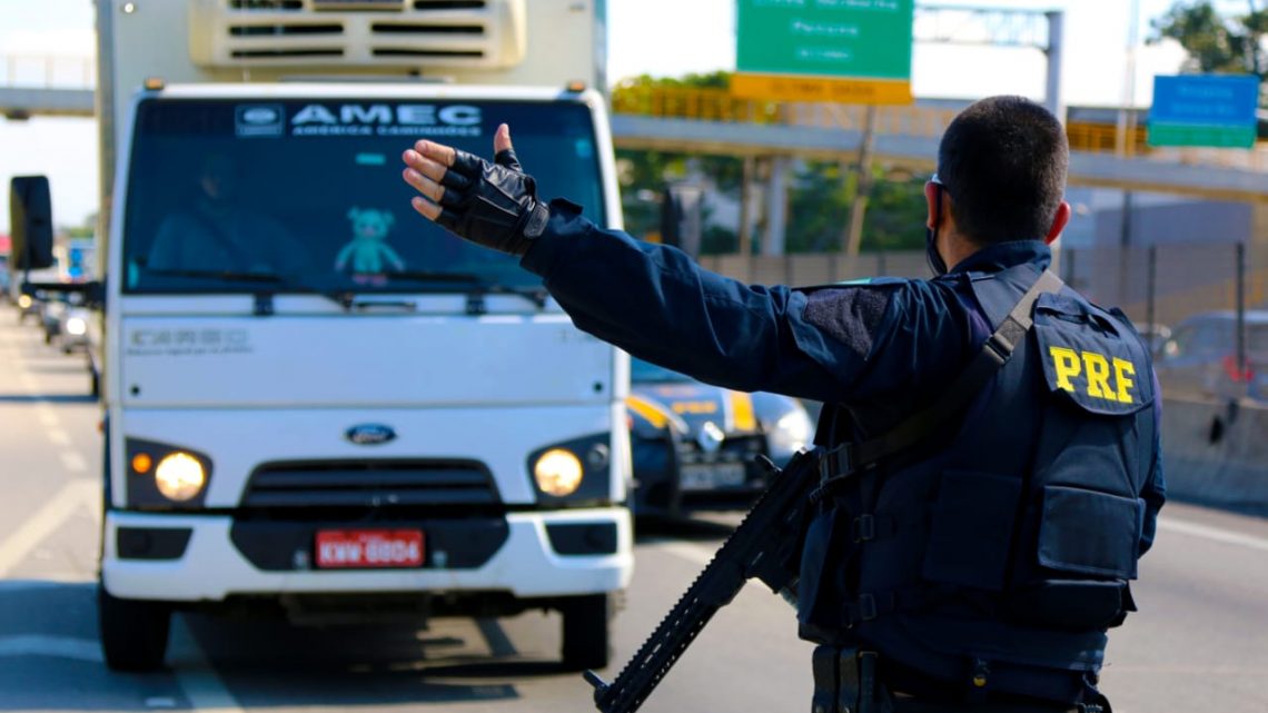 PRF reforça o policiamento durante o feriado nas rodovias federais do RJ PRF reforça o policiamento durante o feriado nas rodovias federais do RJ