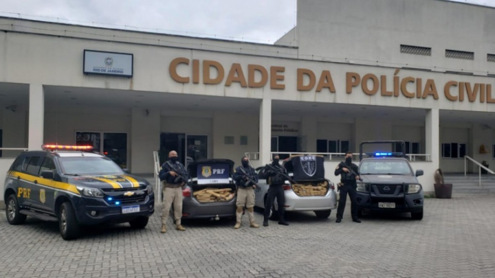 Quatro homens e uma mulher são presos com cerca de 750 quilos de maconha no RJ