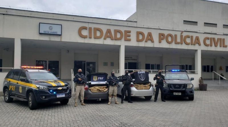 Quatro homens e uma mulher são presos com cerca de 750 quilos de maconha no RJ