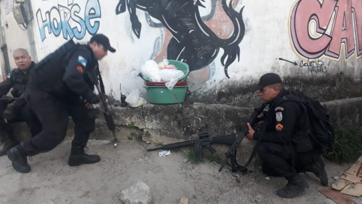 Material do tráfico é apreendido na comunidade do Cavalão em Niterói-RJ