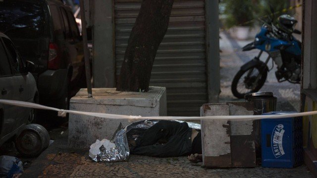 Morador de rua morre após ser atingido por botijão de gás lançado de apartamento em Copacabana Morador de rua morre após ser atingido por botijão de gás lançado de apartamento em Copacabana