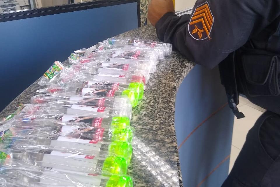 Jovem é preso com drogas na rodoviária de Rio Bonito-RJ Jovem é preso com drogas na rodoviária de Rio Bonito-RJ