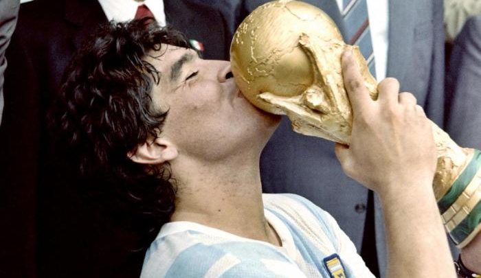 Diego Armando Maradona morre aos 60 anos depois de parada cardiorrespiratória