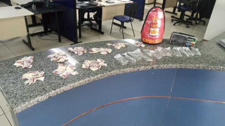 PMs apreende uma bolsa com drogas em Maricá-RJ