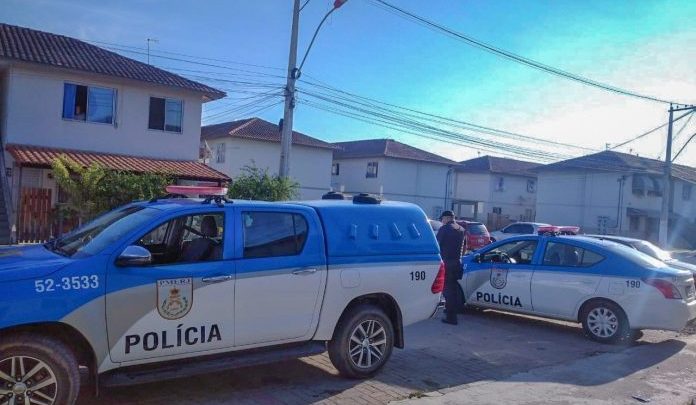 Corpo é encontrado carnonizado dentro de carro em Maricá -RJ