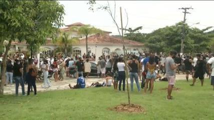 Trabalhadores de Búzios, RJ, protestam contra decisão que impede entrada de turistas; prefeitura recorre