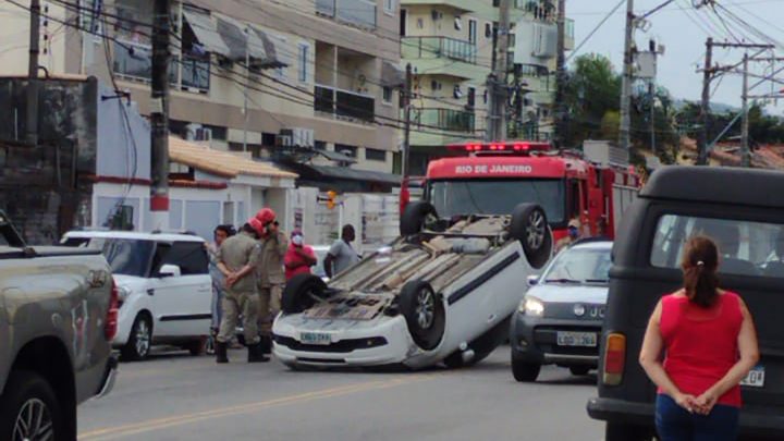 Carro capota e deixar condutor ferido em Maricá-RJ