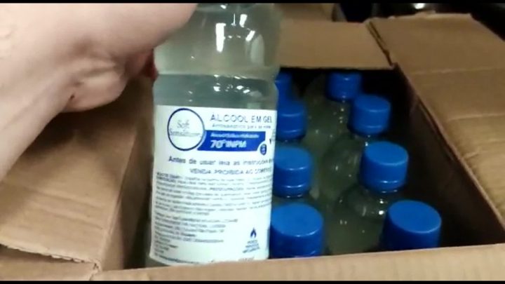 Álcool vencido e equipamentos hospitalares da Prefeitura do Rio são encontrados lacrados dentro de galpão em Caxias