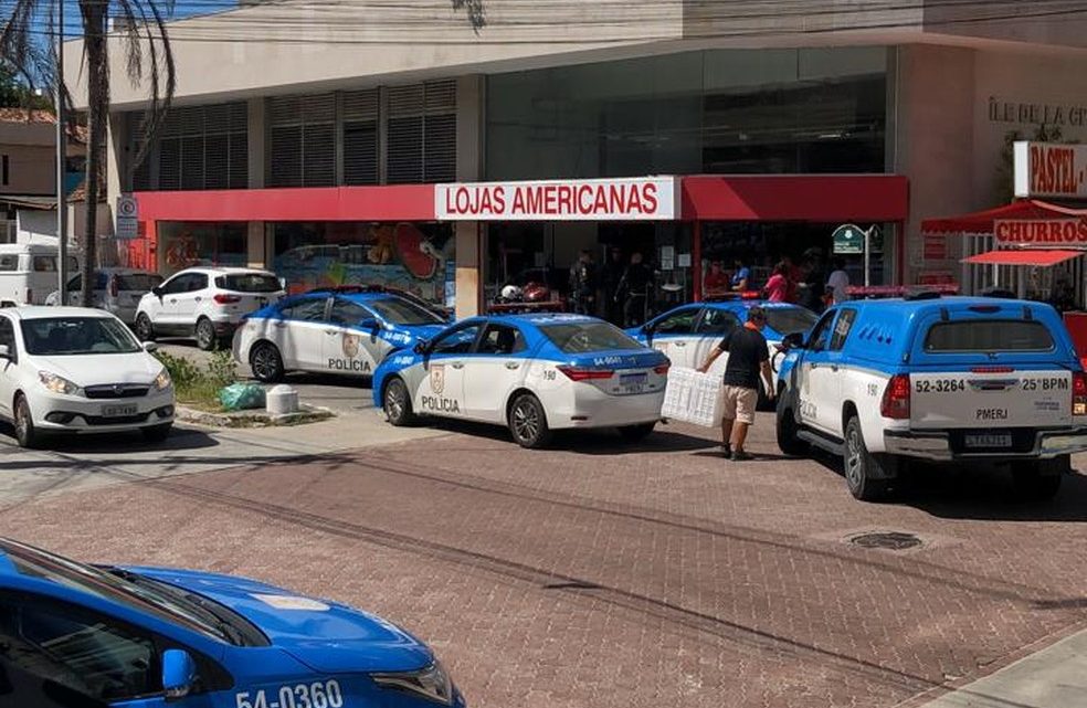 Loja de departamentos é alvo de assaltantes em Cabo Frio-RJ Loja de departamentos é alvo de assaltantes em Cabo Frio-RJ