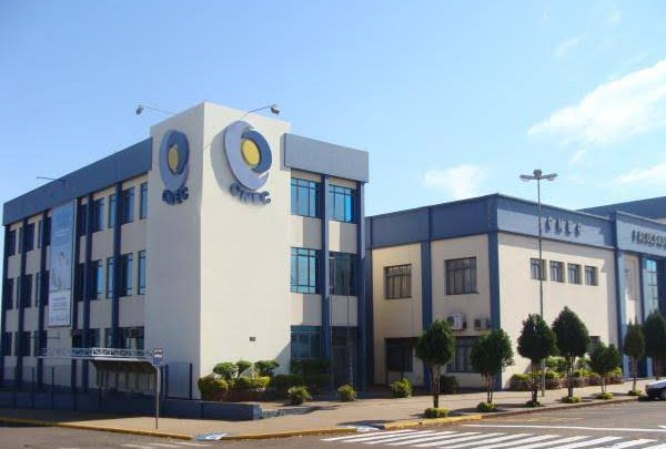 Alunos da rede de ensino superior CNEC  não aprovam unificação entre as redes e se organizam em manifestação.