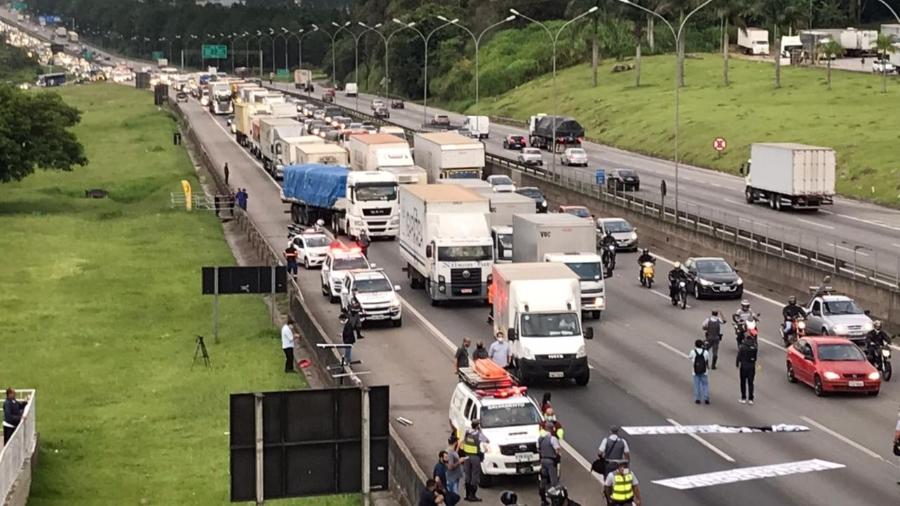 Caminhoneiros bloqueiam duas pistas na Castello Branco e fazem protesto Caminhoneiros bloqueiam duas pistas na Castello Branco e fazem protesto