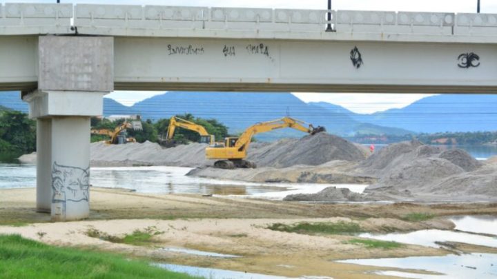 Prefeitura reforça maquinário para acelerar abertura do canal da Barra
