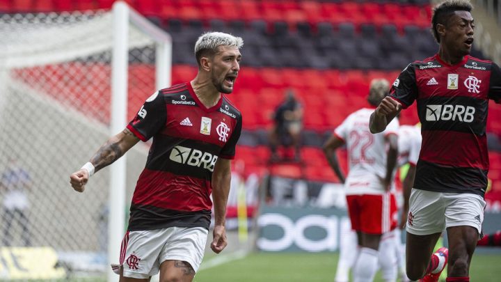 Flamengo vence Inter de virada e assume a liderança do Brasileiro