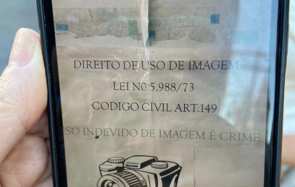 Cartaz proíbe filmagem da vacinação em São Gonçalo, no RJ, em meio a suspeitas de seringas vazias em outros municípios Cartaz proíbe filmagem da vacinação em São Gonçalo, no RJ, em meio a suspeitas de seringas vazias em outros municípios