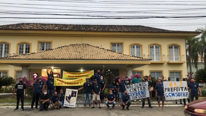 Guardas municipais protestam pedindo afastamento da comandante em Araruama-RJ