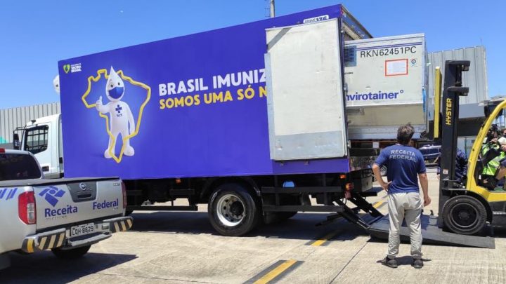 Vacinas de Oxford/AstraZeneca já estão com Ministério da Saúde
