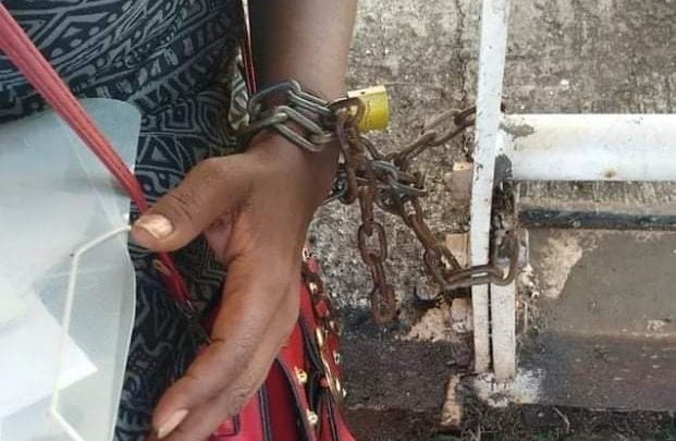 RJ: Mulher é acorrentada a passarela do terminal BRT Alvorada, na Barra da Tijuca