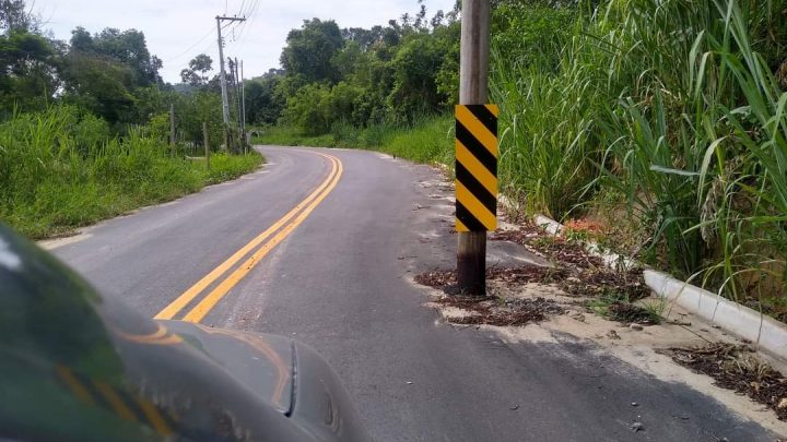 Postes no meio do asfalto preocupam motoristas em Maricá