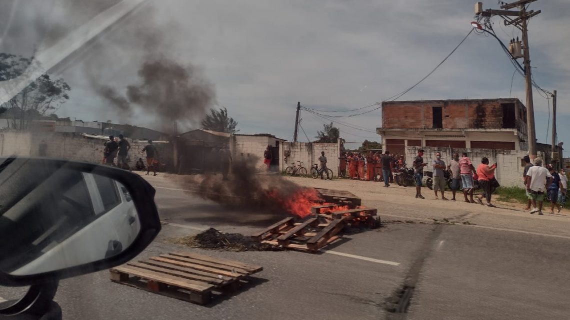 Maricá: Funcionários de uma empresa de coleta fazem manifestação na altura do Km 22, na manhã desta quarta feira (10) Maricá: Funcionários de uma empresa de coleta fazem manifestação na altura do Km 22, na manhã desta quarta feira (10)