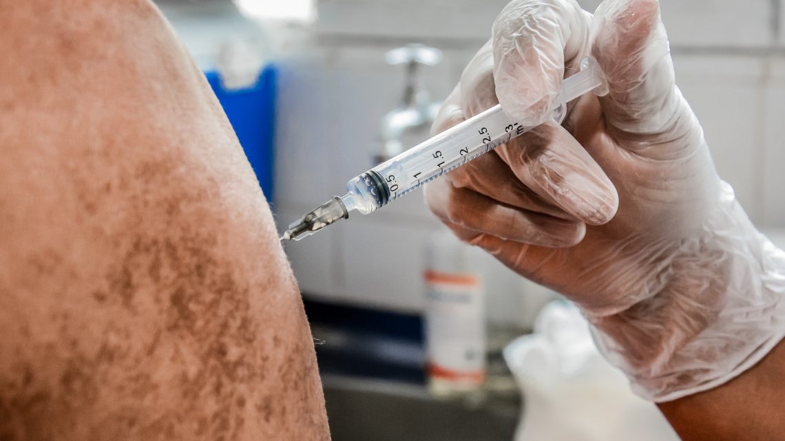 Vacinação contra Covid-19 para idosos de 75 anos na próxima terça-feira (16)