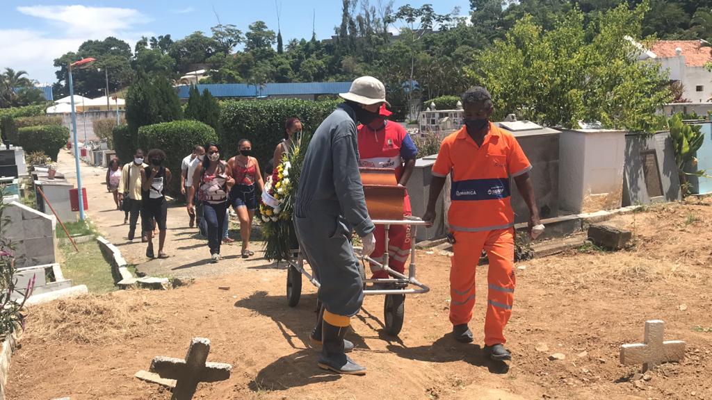 Jovens mortos em chacina são sepultados em Maricá