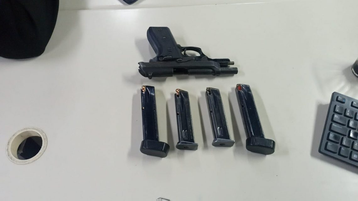 Policial é baleado durantre troca de tiros com outros policiais em Maricá Policial é baleado durantre troca de tiros com outros policiais em Maricá